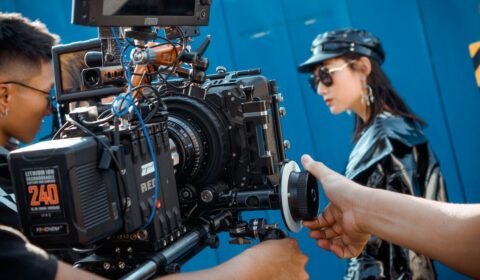 When to Outsource Content Creation and When to Do It In-House-01