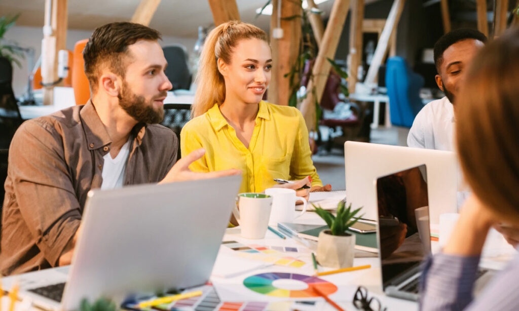Small-Design-Agency-vs-Big-Firm-What-Nobody-Tells-You-About-Agency-Life-01